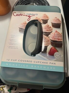 NWT Calphalon Baking 12-Cup Covered Cupcake Pan - carrying case